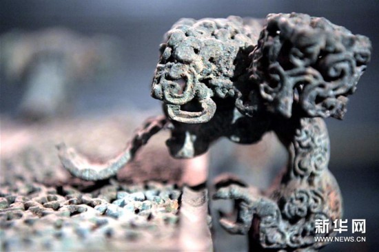 （文化視點·聽文物講故事·圖文互動）（3）云紋銅禁：“美酒雖好，切勿貪杯”